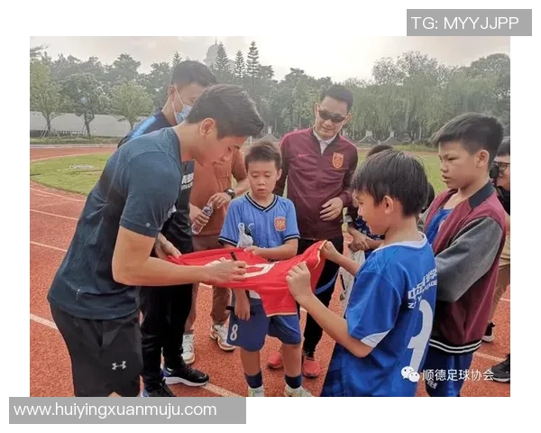 与中国足球球星亲密合影瞬间记录足坛辉煌时刻 与中国足球球星亲密合影瞬间记录足坛辉煌时刻