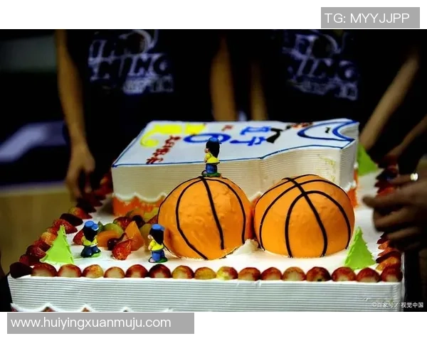 足球球星女友为爱助阵定制精美蛋糕引发球迷热烈讨论